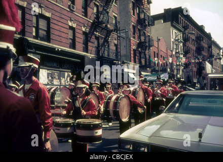 New York chinesische Schule Crimson Kings Fife, Drum & Bugle Corps in einer religiösen Prozession von Little Italy Stockfoto