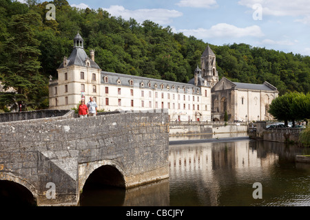 Brantome Abbey, Abbaye de Brantome mit Brücke und Fluss Dronne, Dordogne, Frankreich Stockfoto