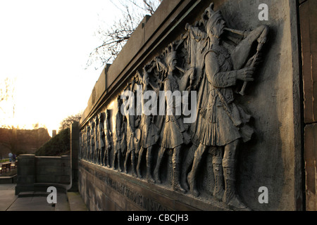 Marching Scots Pipers sind Call The 1914, ein Kriegsdenkmal in Princes Street Gardens, Edinburgh, Schottland vertreten. Stockfoto