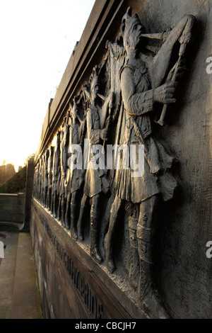 Marching Scots Pipers sind Call The 1914, ein Kriegsdenkmal in Princes Street Gardens, Edinburgh, Schottland vertreten. Stockfoto