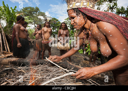 Dani-Stamm Vorbereitung Erde Ofen, Baliem-Tal, West-Papua, Indonesien Stockfoto