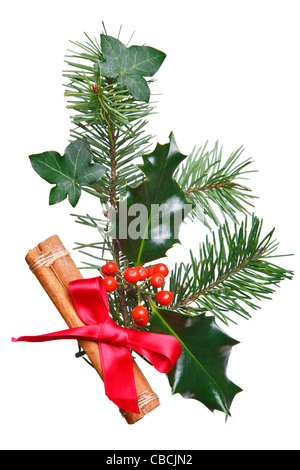 Foto von einem Weihnachts-Dekoration mit Holly, rote Beeren, Fichte, Efeu und eine Zimtstange mit roter Schleife gemacht Stockfoto