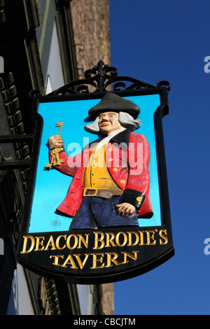 Melden Sie sich für Deacon Brodie Taverne, die traditionellen schottischen Pub auf der Royal Mile in Edinburgh, Schottland (High Street). Stockfoto