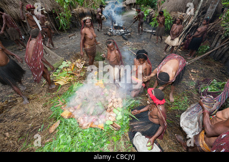 Dani-Stamm Vorbereitung Erde Ofen, Baliem-Tal, West-Papua, Indonesien Stockfoto