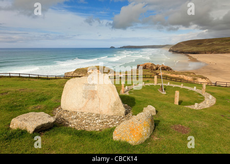 Droskyn Sonnenuhr Millenium Wahrzeichen mit Blick über Dünenwanderungen Strand in Cornish Badeort Perranporth Cornwall England UK Stockfoto