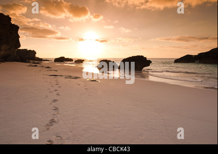 Bermuda. Sonnenaufgang und Fußspuren am Horseshoe Bay Beach, Bermuda. Stockfoto