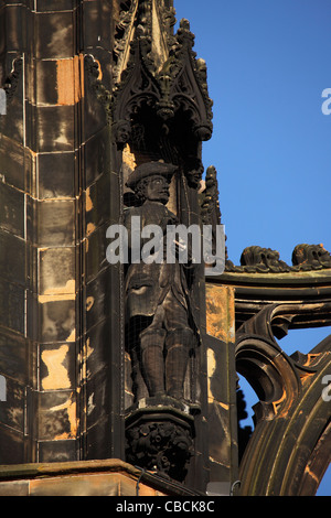 Eine Figur aus den Seiten von Sir Walter Scotts Romane über das Scott Monument in den Princes Street Gardens in Edinburgh, Schottland. Stockfoto