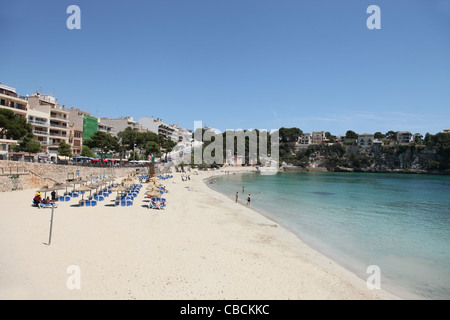 Der Sandstrand von Porto Cristo auf der Balearischen Insel Mallorca, Spanien Stockfoto