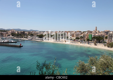 Blick auf den Strand und die Küste von Porto Cristo auf der Balearischen Insel Mallorca, Spanien Stockfoto