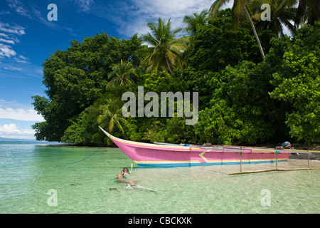 Schnorcheln in der Lagune von Ahe Insel, Cenderawasih-Bucht, West-Papua, Indonesien Stockfoto