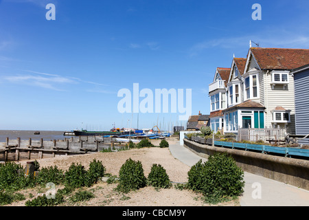 Traditionelle Holzhäuser weatherboarded mit Blick auf das Meer in Whitstable, Kent, UK Stockfoto