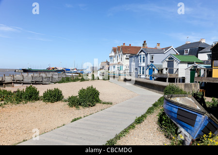 Traditionelle Holzhäuser weatherboarded mit Blick auf das Meer in Whitstable, Kent, UK Stockfoto