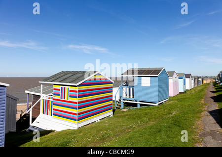 Strandhütten mit Blick auf das Meer in Whitstable in Kent, UK Stockfoto