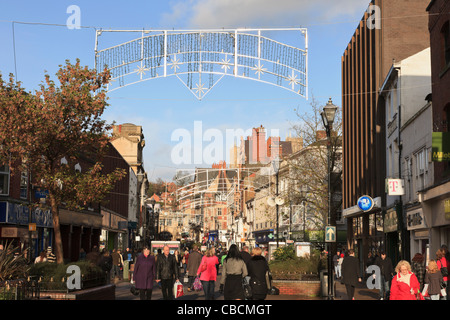 High Street Lincoln Lincolnshire England UK Christmas Shopper einkaufen in Geschäften im belebten Stadtzentrum Stockfoto