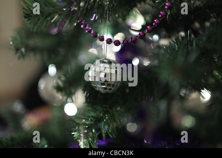 Disco-Kugel Kugel hängt an einem grünen Weihnachtsbaum Stockfoto