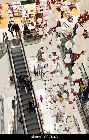 Einkaufen in modernen John Lewis-Kaufhaus mit Rolltreppen und Weihnachtsschmuck, Cardiff, UK Stockfoto