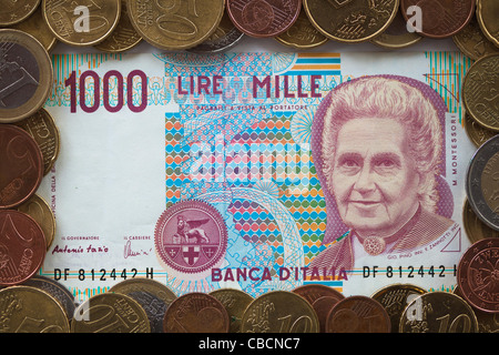 Alte italienische Banknote - 1000 Lire und Euro-Münzen Stockfoto