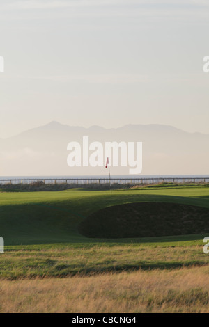 Blick über den Old Course im Royal Troon Golf Club mit der Insel Arran im Hintergrund, Schottland, Großbritannien Stockfoto