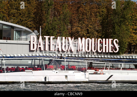 Bateaux Mouches Pier auf der Seine in Paris, Frankreich Stockfoto