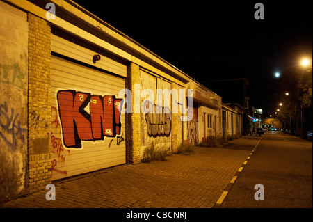 Graffiti am Parkplatz in der dunklen Straße Amsterdam Stockfoto