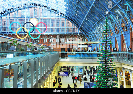 Ein Weihnachtsbaum auf dem Display an St. Pancras International Station komplett aus Legosteinen gebaut. Stockfoto