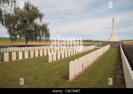 Innenansicht der Grabsteine und das Überqueren der Opfer in der CWGC Tank Friedhof, Guemappe, Nord-Frankreich. Stockfoto