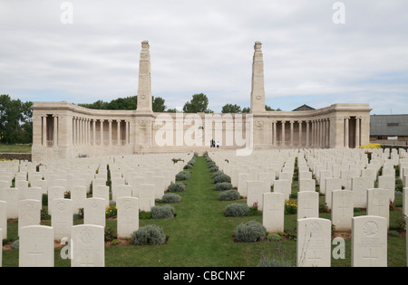 Innenansicht der zentralen Gedenkstätte & Grabsteine in der CWGC Vis-En-Artois British Cemetery, Haucourt, Pas-De-Calais, Frankreich. Stockfoto