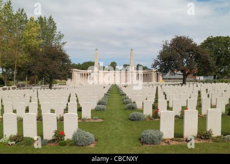 Innenansicht der zentralen Gedenkstätte & Grabsteine in der CWGC Vis-En-Artois British Cemetery, Haucourt, Pas-De-Calais, Frankreich. Stockfoto