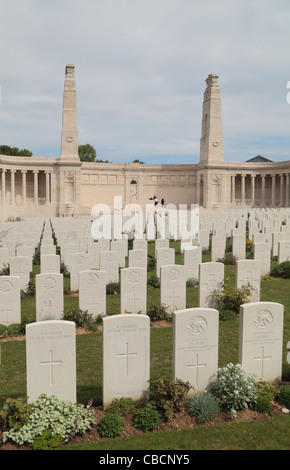 Innenansicht der zentralen Gedenkstätte & Grabsteine in der CWGC Vis-En-Artois British Cemetery, Haucourt, Pas-De-Calais, Frankreich. Stockfoto