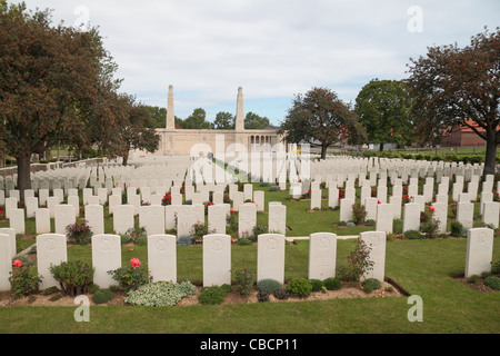 Innenansicht der zentralen Gedenkstätte & Grabsteine in der CWGC Vis-En-Artois British Cemetery, Haucourt, Pas-De-Calais, Frankreich. Stockfoto