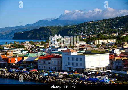 Roseau Dominica Stadt Antenne des Markt- und Kreuzfahrt Schiff dieser östlichen Karibik Kreuzfahrt Hafen Stockfoto
