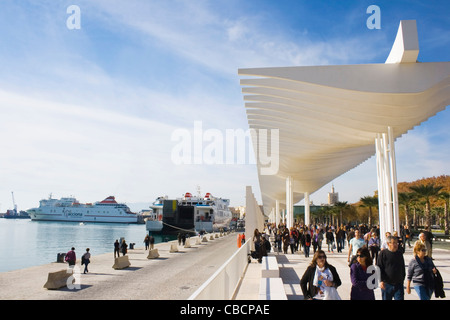 Menschen, die ein Spaziergang in dem neu renovierten Hafen von Málaga, Costa Del Sol, Andalusien, Spanien. Stockfoto