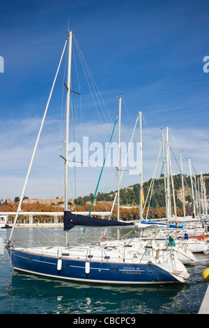Ankern Yachten in dem neu renovierten Hafen von Málaga, Costa Del Sol, Andalusien, Spanien. Stockfoto