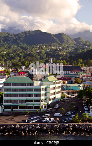 Roseau Dominica Antenne Gruppe von Taxis warten bei diesem Eastern Caribbean cruise port Stockfoto