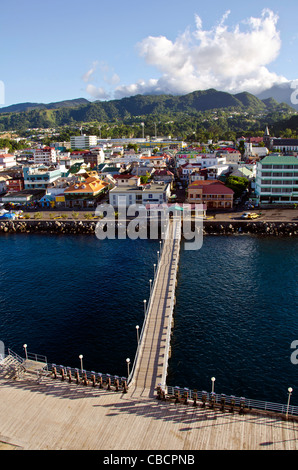 Roseau Dominica Stadtübersicht oben mit cruise Pier führt zum Ufer Stockfoto