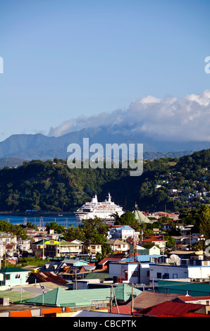 Roseau Dominica Stadtübersicht oben mit Kreuzfahrtschiff im Hafen von Eastern Caribbean Stockfoto