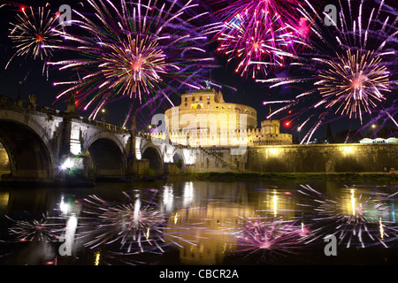 Festlichen Feuerwerk über dem Castel Sant' Angelo. Italien. Rom. Stockfoto