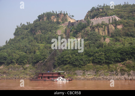 Kohlefallschacht und Verladeanlage am Jangtse-Fluss unter Chongqing, China Stockfoto