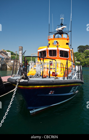 Das Rettungsboot Fowey vertäut im Fluss in Fowey in Cornwall, England, UK Stockfoto