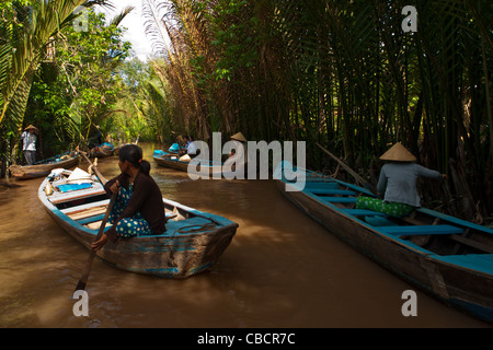 Gruppe von Boot-Fahrer am Mekong Fluss warten auf ihre Kunden bei Imkerei in der Nähe von Tan Thach, Ben Tre, südlichen Vietnam Stockfoto