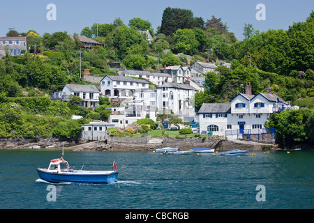 Ein Schiff fährt vorbei an dem Dorf Boddinick in der Nähe von Fowey in Cornwall, England, UK Stockfoto