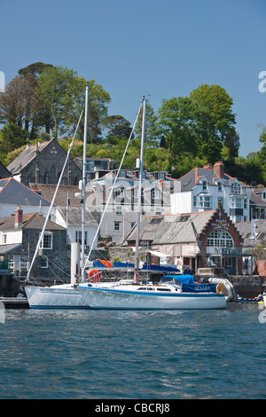 Boote auf einem Ponton auf der Rivey Fowey in Fowey in Cornwall, England, UK Stockfoto