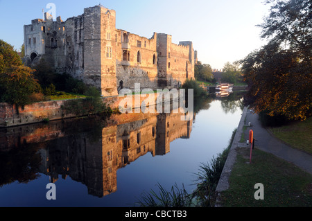 Am späten Abend Sonnenlicht auf Newark Castle, vom Fluss Trent, in Newark-on-Trent, Nottinghamshire, England Stockfoto