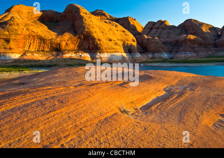 Blick auf den Sonnenuntergang auf See. Lake Powell ist ein Stausee auf dem Colorado River, beiderseits der Grenze zwischen Utah und Arizona. Stockfoto