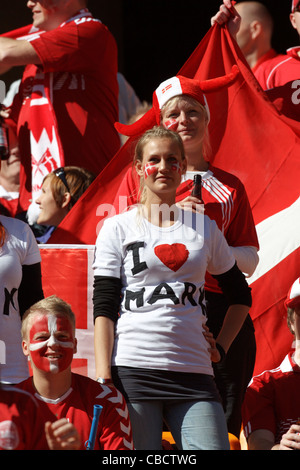 JOHANNESBURG, SÜDAFRIKA - 14. JUNI: Dänische Fans auf den Tribünen für das Fußball-Weltmeisterschaft Gruppe E zwischen Dänemark und den Niederlanden am 14. Juni 2010 im Soccer City Stadium in Johannesburg, Südafrika. Nur redaktionelle Verwendung. Kommerzielle Nutzung verboten. (Foto: Jonathan Paul Larsen / Diadem Images) Stockfoto