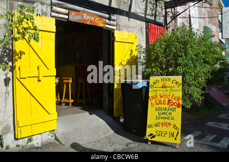 Ruinen von Rock Café Eingang mit "seltsamen exotischen & wild Spezialitäten" Roseau Dominica Stockfoto
