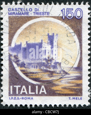 Italien - CIRCA 1980: Eine Briefmarke gedruckt in Italien, zeigt das Schloss Miramare, ca. 1980 Stockfoto