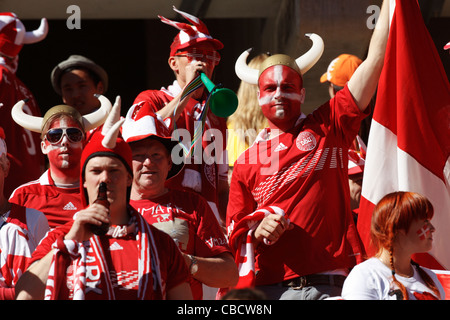 Dänemark-Fans auf der Tribüne für ein 2010 FIFA World Cup Soccer match zwischen Dänemark und den Niederlanden. Stockfoto