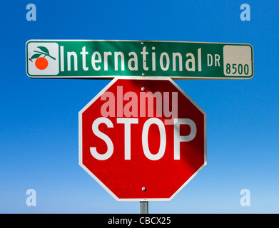 Straße und Stopp-Schilder, Central International Drive, Orlando, Florida, USA Stockfoto