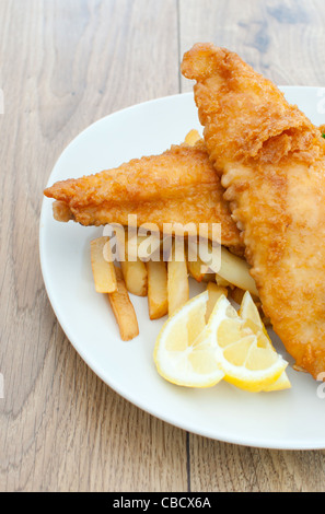 Seitenansicht einer Platte gebratene Fischfilets mit Pommes frites Stockfoto